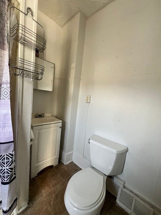 Building Photo - 3 Bedroom 1 Bath Available for Rent