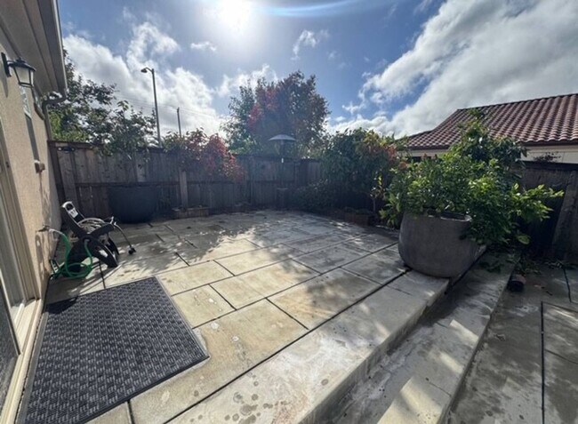 Building Photo - Spacious 3 Bedroom 3 Bath Home