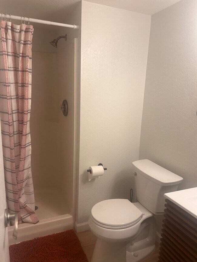 Building Photo - Fully Furnished Beautiful condominium in Excellent location