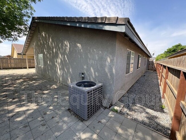 Building Photo - 1040 N Sumter Ct