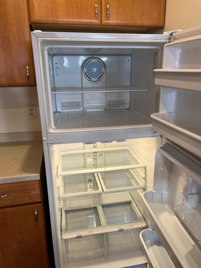 Building Photo - Sunny, Recently Refinished, One Bedroom Ap...