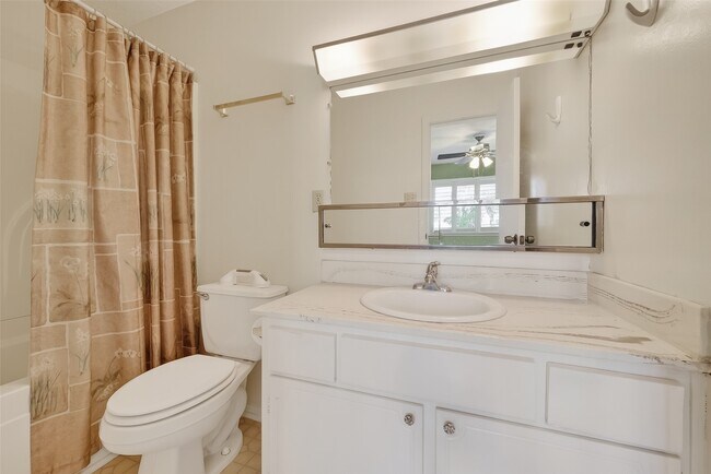 Building Photo - 8462 Leawood Blvd