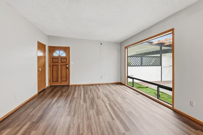 Building Photo - 3Bd/1.75Ba Bellevue House