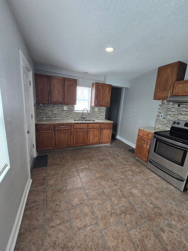 Building Photo - 2 bedrooms 1 bath renovated ready for move in