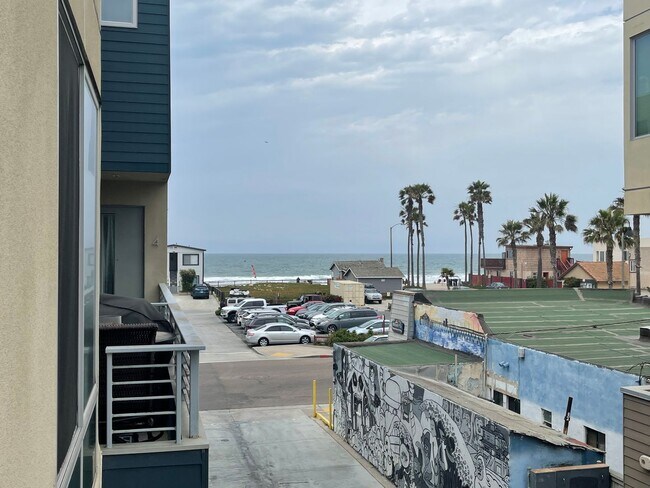 Building Photo - Water views! Less than a block from the ocean! 2 Bed 2.5 Bath Townhome!