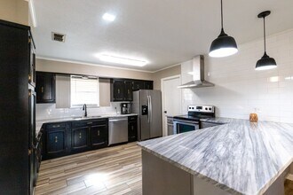 Building Photo - Remodeled 3 bedroom/ 2 bathroom