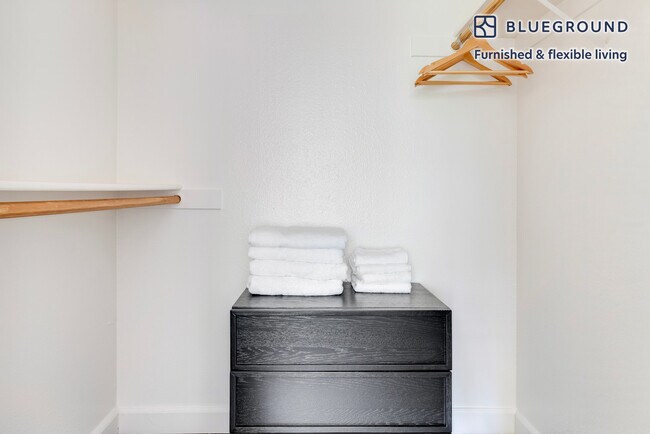 Building Photo - 900 Pepper Tree Ln