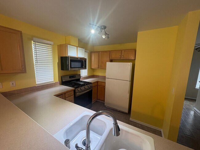 Building Photo - 12549 Roosevelt Way NE
