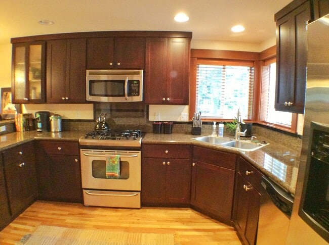 Building Photo - Bright and Sunny Townhouse