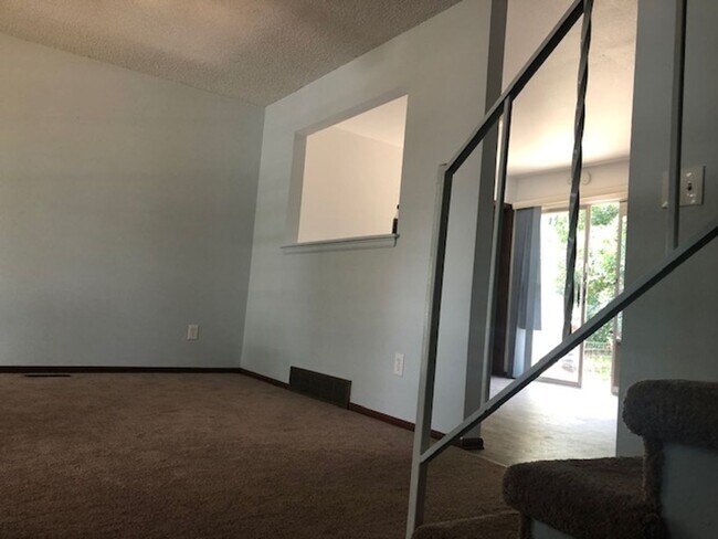 Building Photo - Roomy 3 bed/2 bath house with yard
