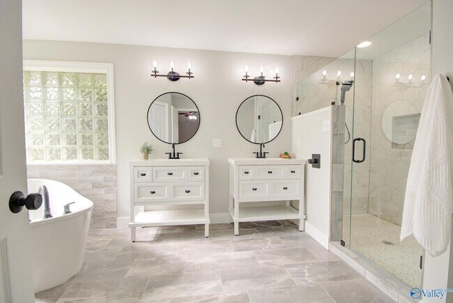 Building Photo - 205 Jarrett Ln