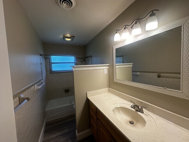 Building Photo - 3700 SE 34th Ct