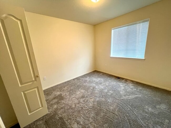 Building Photo - Lovely Single Level 3 Bedroom home in Redmond!