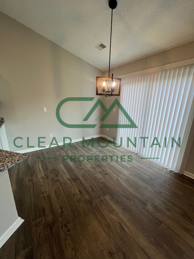 Building Photo - MOVE-IN SPECIAL! 1 MONTH FREE - Modern Upd...