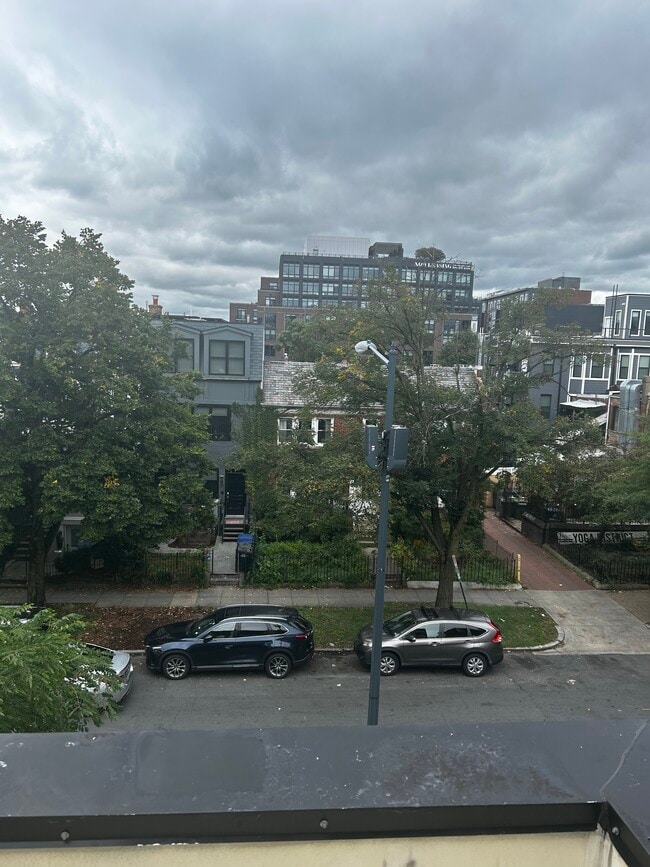 Building Photo - 814 5th St NE