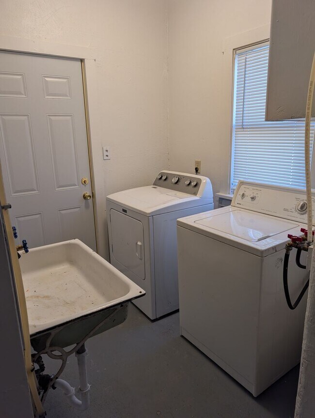 Building Photo - 921 5th St