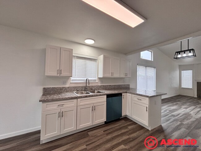 Building Photo - Beautiful 4 Bedroom Home In Rosedale!