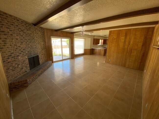 Building Photo - Northeast El Paso 3bed/2bath w/LOTS of liv...