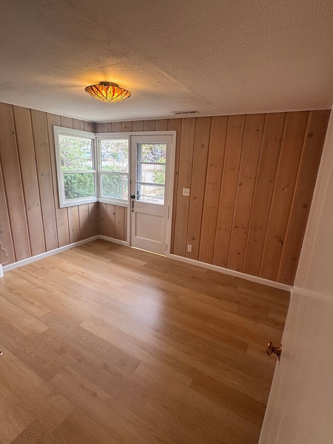 Building Photo - Spacious Home with Great Location