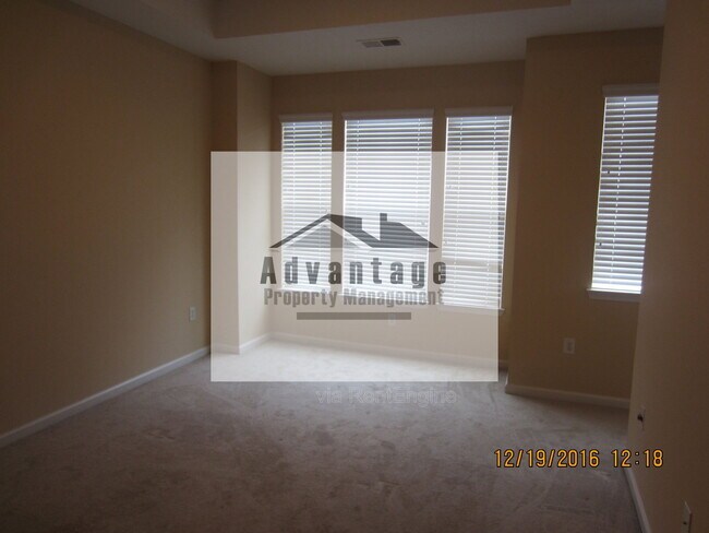 Building Photo - 1069 Park Row N