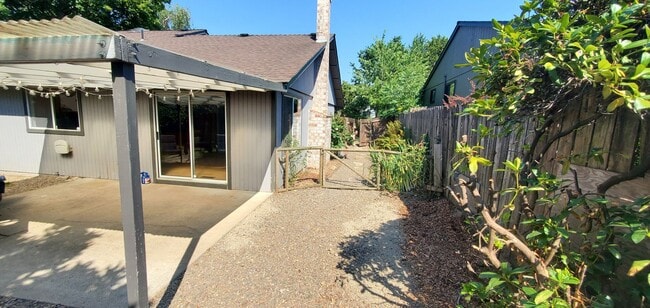 Building Photo - Three Bedroom w/ a Large Bonus Room on a C...