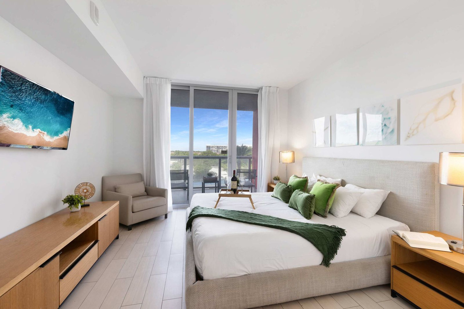 Building Photo - 2602 E Hallandale Beach Blvd