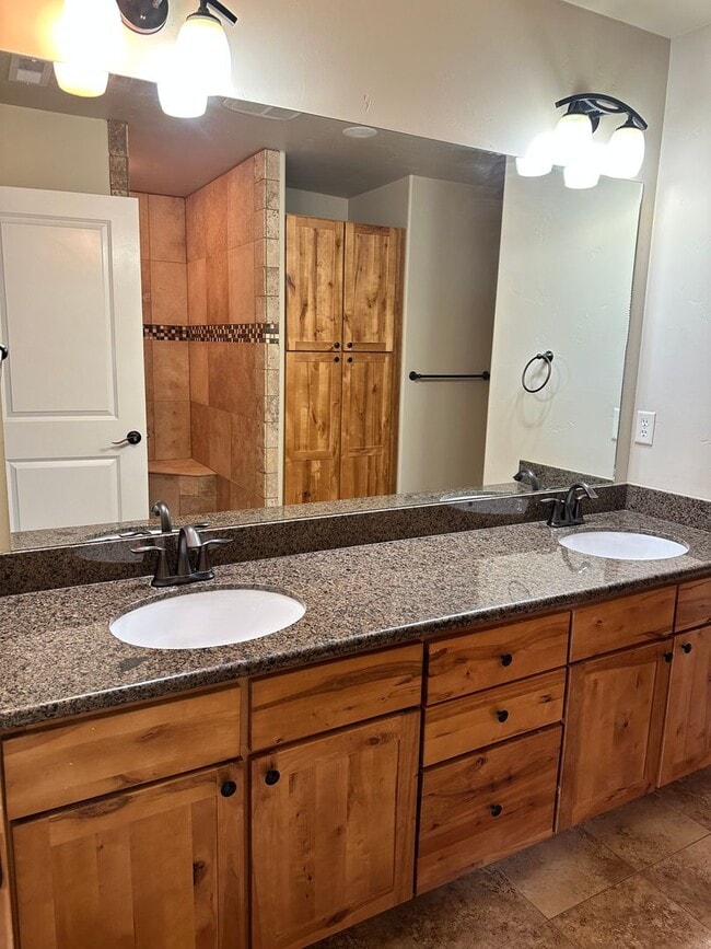 Building Photo - Large Beautiful Condo with Many Upgrades!!