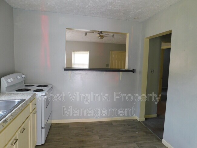 Building Photo - 124 1/2 Maple St