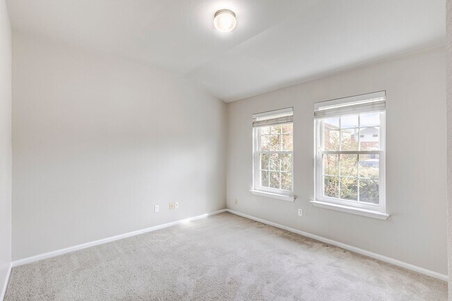 Building Photo - 6113 Bridgewood Dr