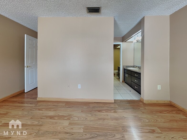 Building Photo - 2024 Sheffield Ct