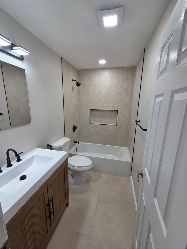 Building Photo - 744 Cable Ave