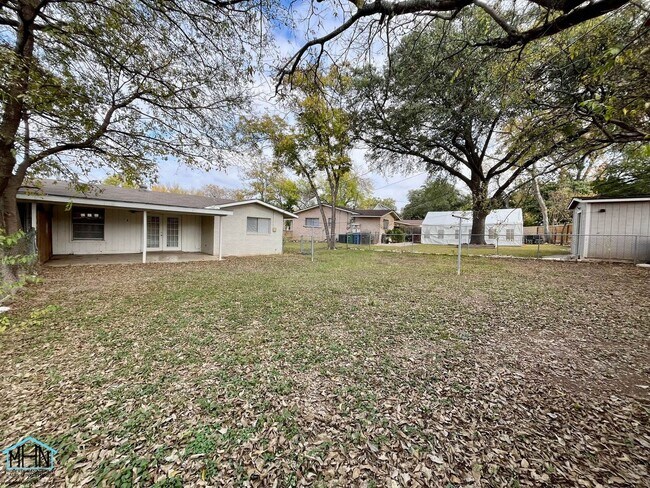 Building Photo - Bright and Airy Duplex in Harmony Hills, just blocks away from West Ave, Blanco Rd and NW Military!