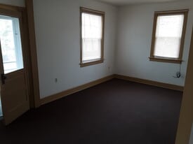 Living Rm - 32 Milford St