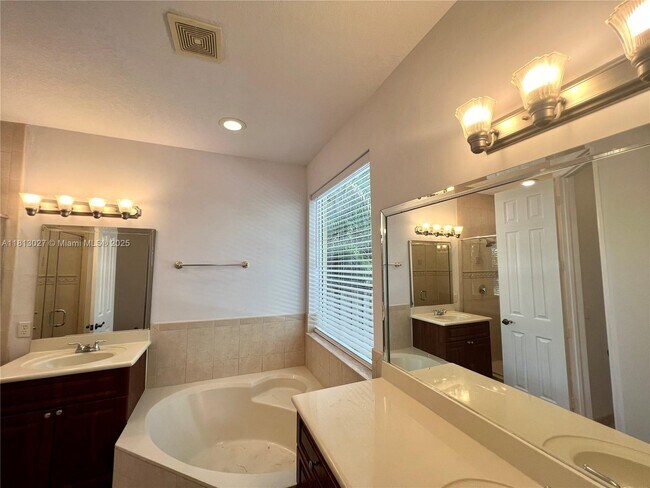 Building Photo - 16020 SW 91st Ct