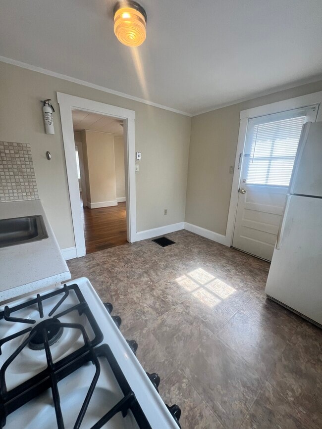 Building Photo - 8 Chapin St