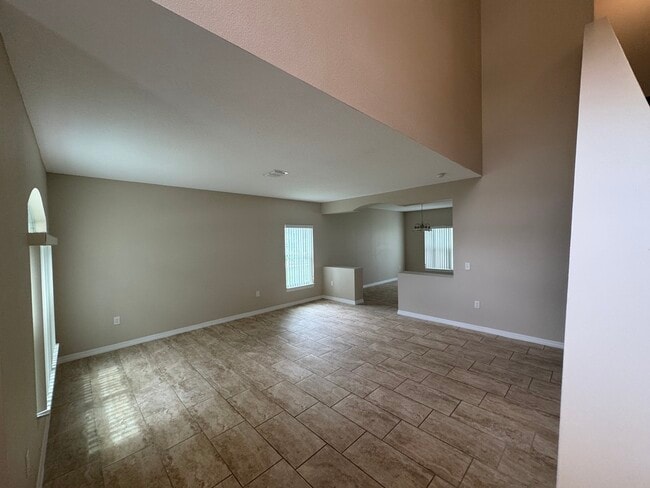 Building Photo - 527 Bristol Cir