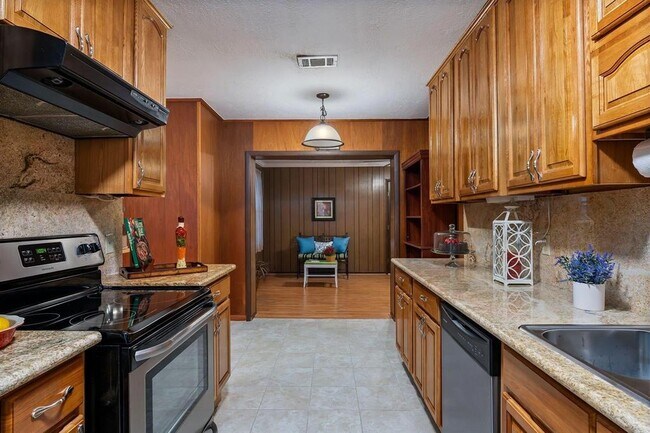 Building Photo - 1124 Helen Dr