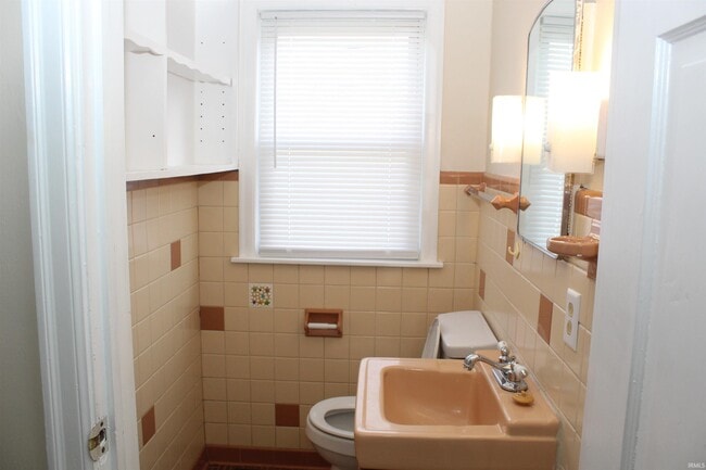 Building Photo - 2100 E Gum St