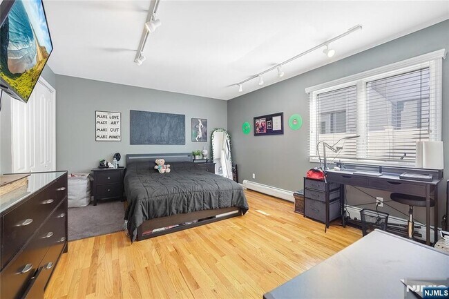 Building Photo - 260 Garibaldi Ave