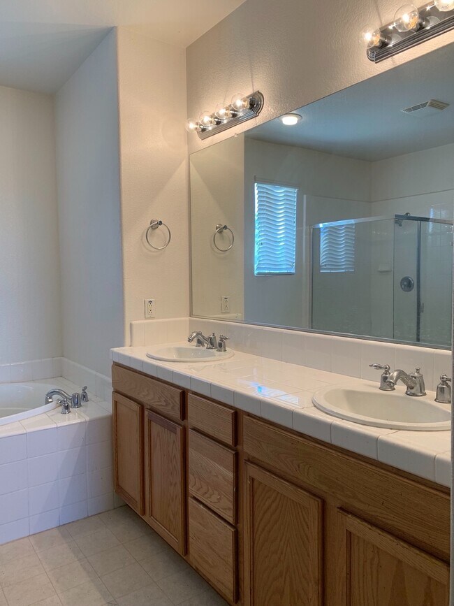 Building Photo - Free Rent for the rest of July Beautiful h...