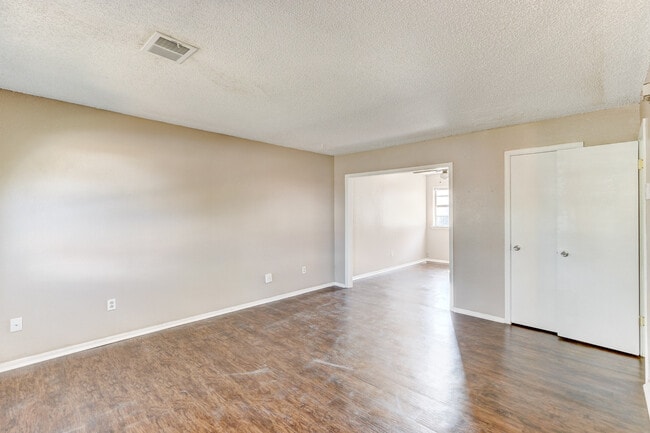 Building Photo - Discover Your New Home: 2-Bedroom Duplex Now Available in Edmond, OK!
