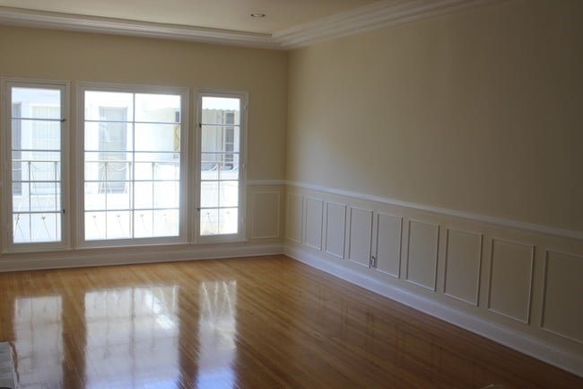 Building Photo - 9945 Robbins Dr