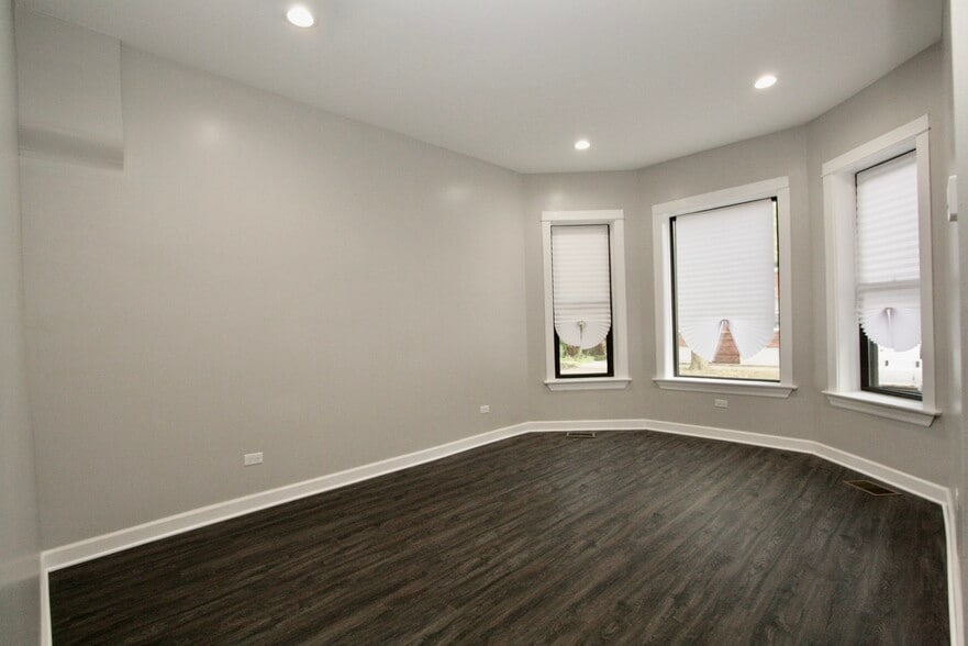 Living Room - 1406 E 69th Pl