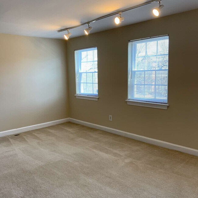 Building Photo - 2105 N Scott St