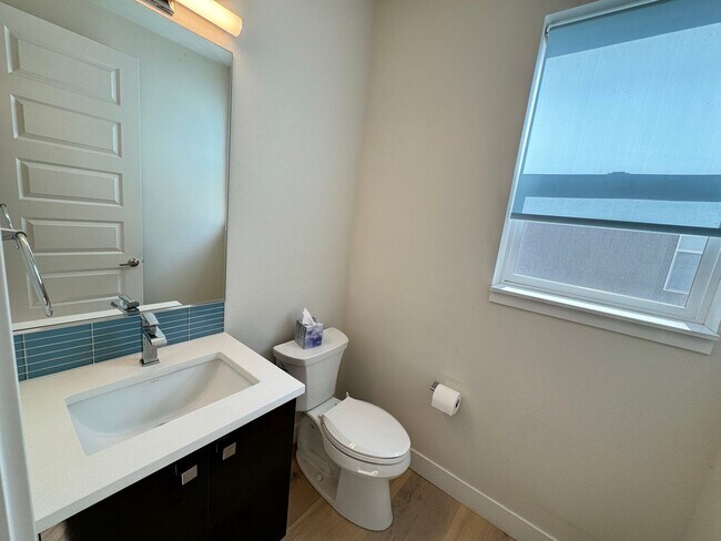 Building Photo - Denver Townhome with Great Views - License #2024-ENTITY-0003918