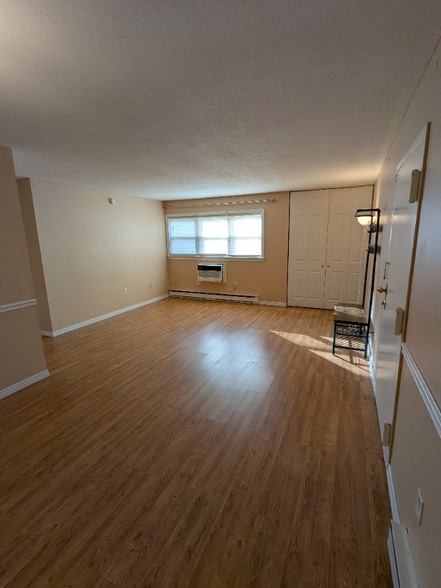 Primary Photo - 12 Thompson Rd