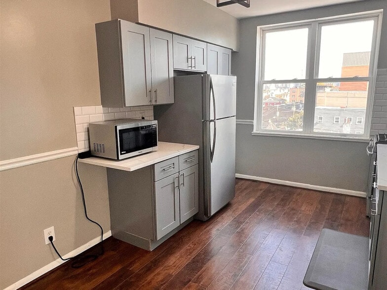 Building Photo - 217 44th St