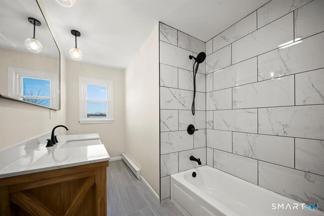 Building Photo - 25 Greenview Dr