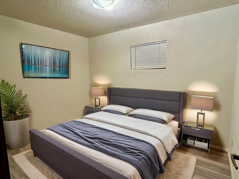 Building Photo - 2606 S Mountain View Dr