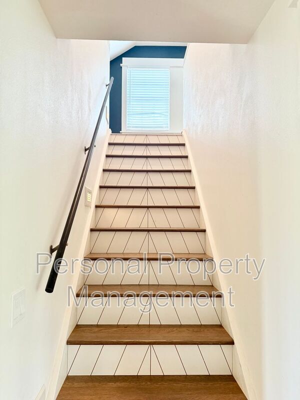 Building Photo - 1335 I St